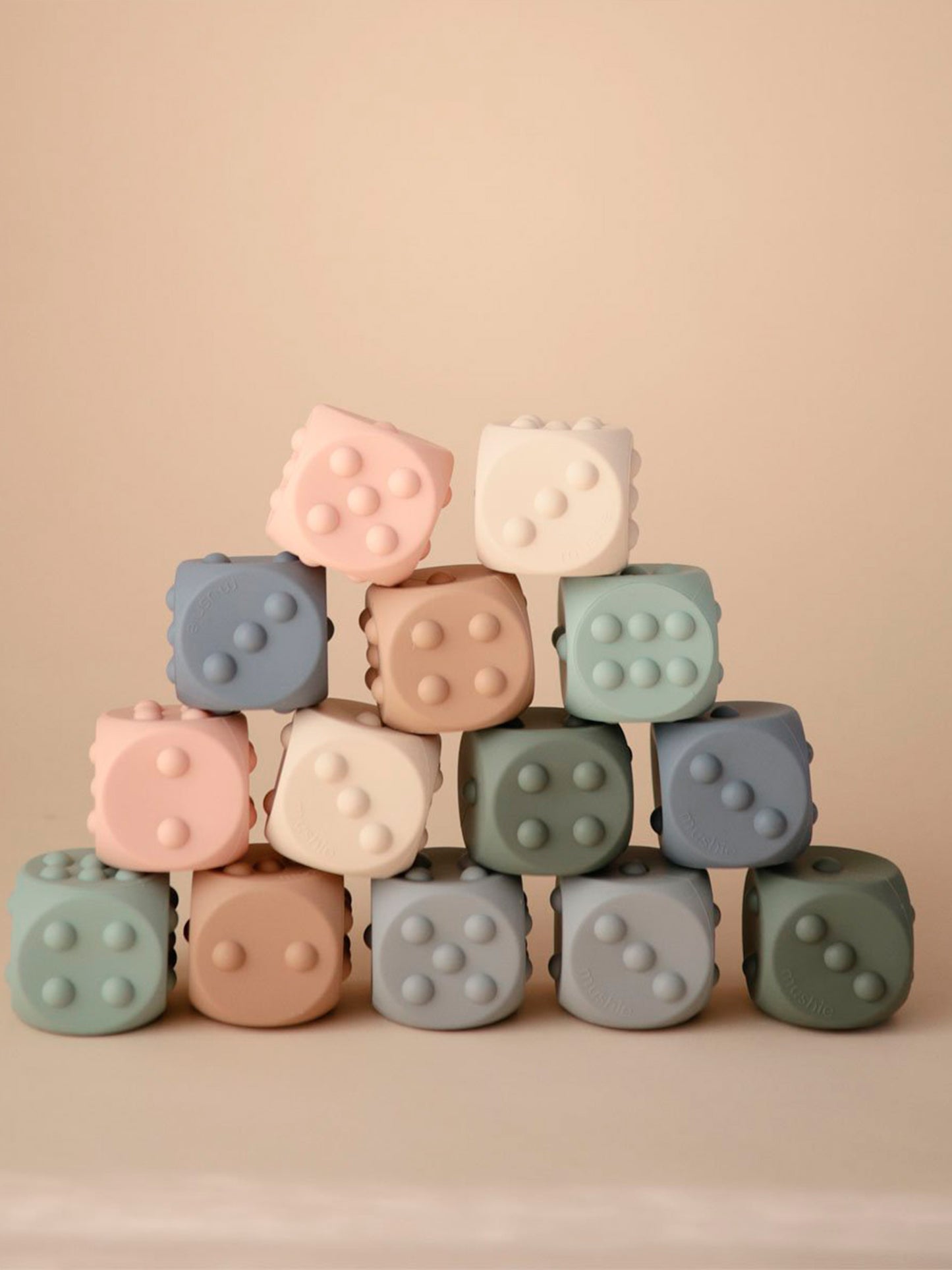DADOS SILICONA SENSORIALES BLUSH/SAND Mushie KIDSME