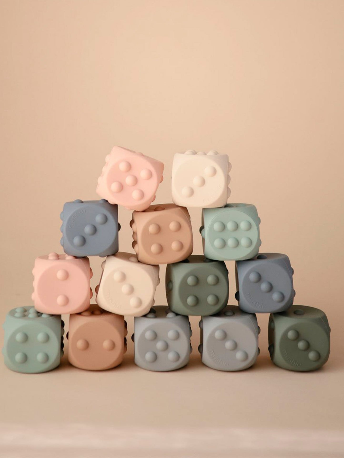 DADOS SILICONA SENSORIALES TRADEWINDS/STONE Mushie KIDSME