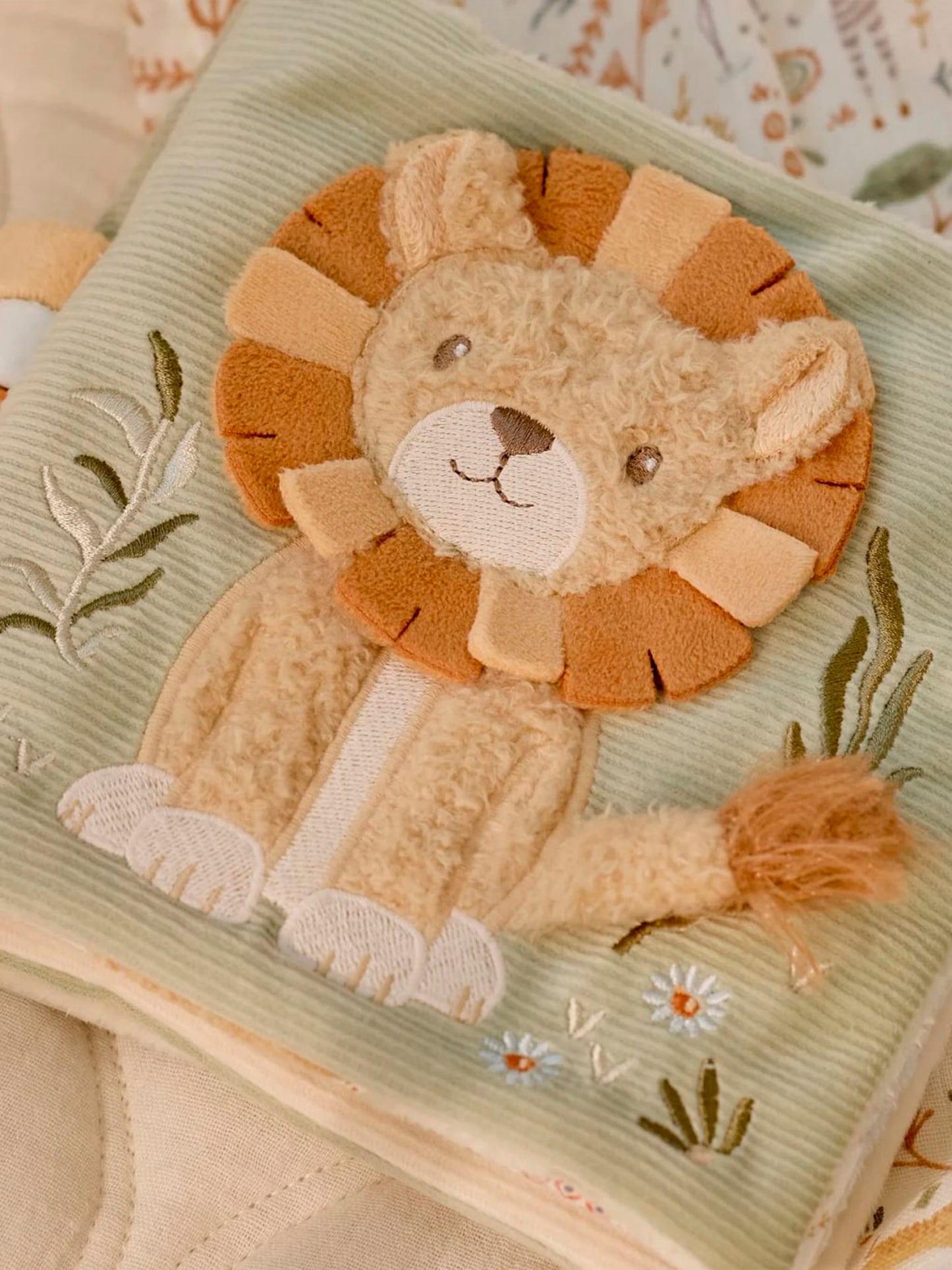 LITTLE SOFT ACTIVITIES BOOK WITH BOAT RING