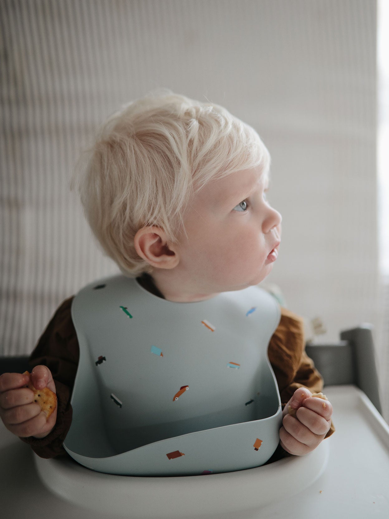 BABERO SILICONA RETRO CARS Mushie KIDSME