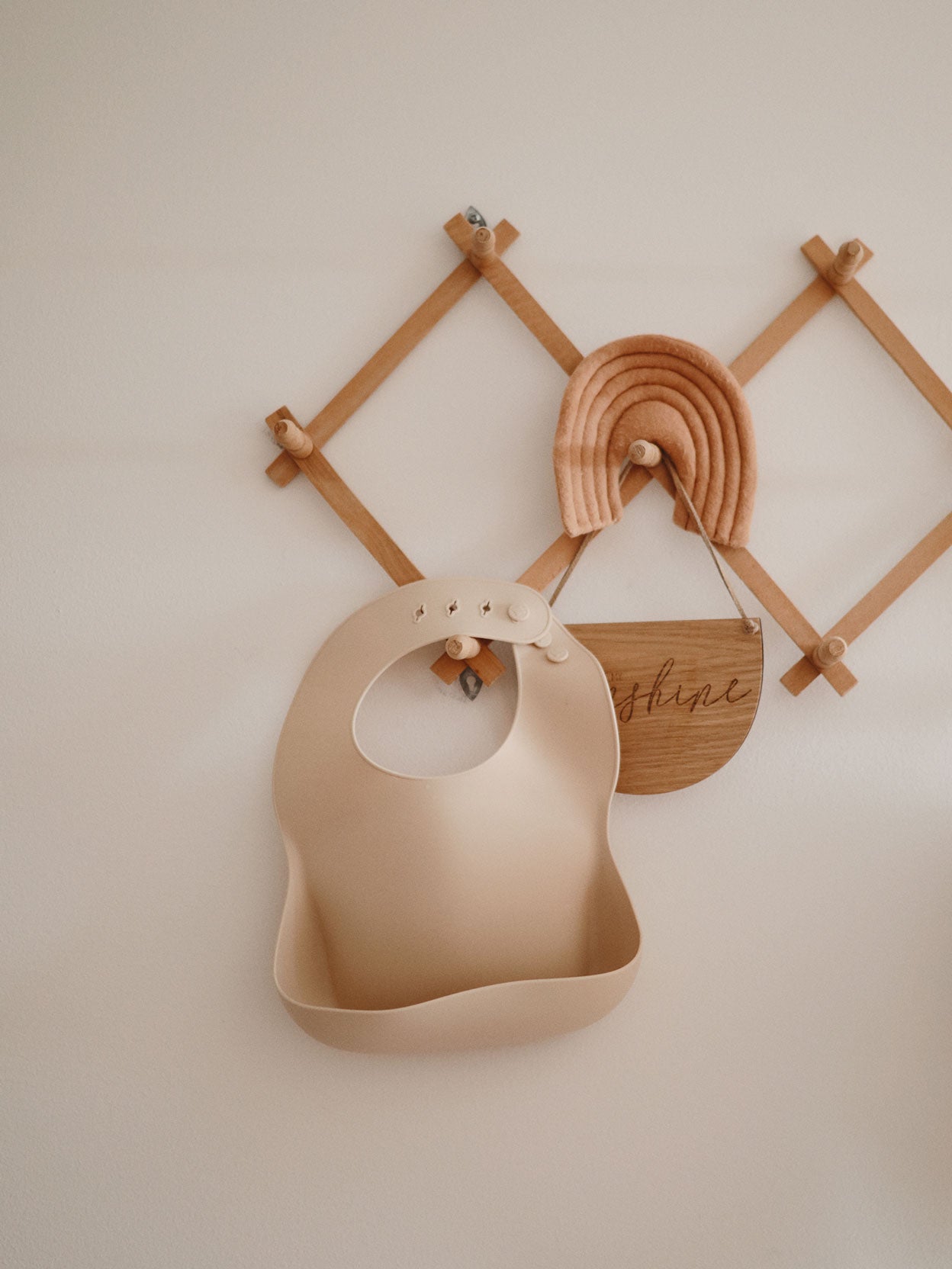 BABERO SILICONA SHIFTING SAND Mushie KIDSME