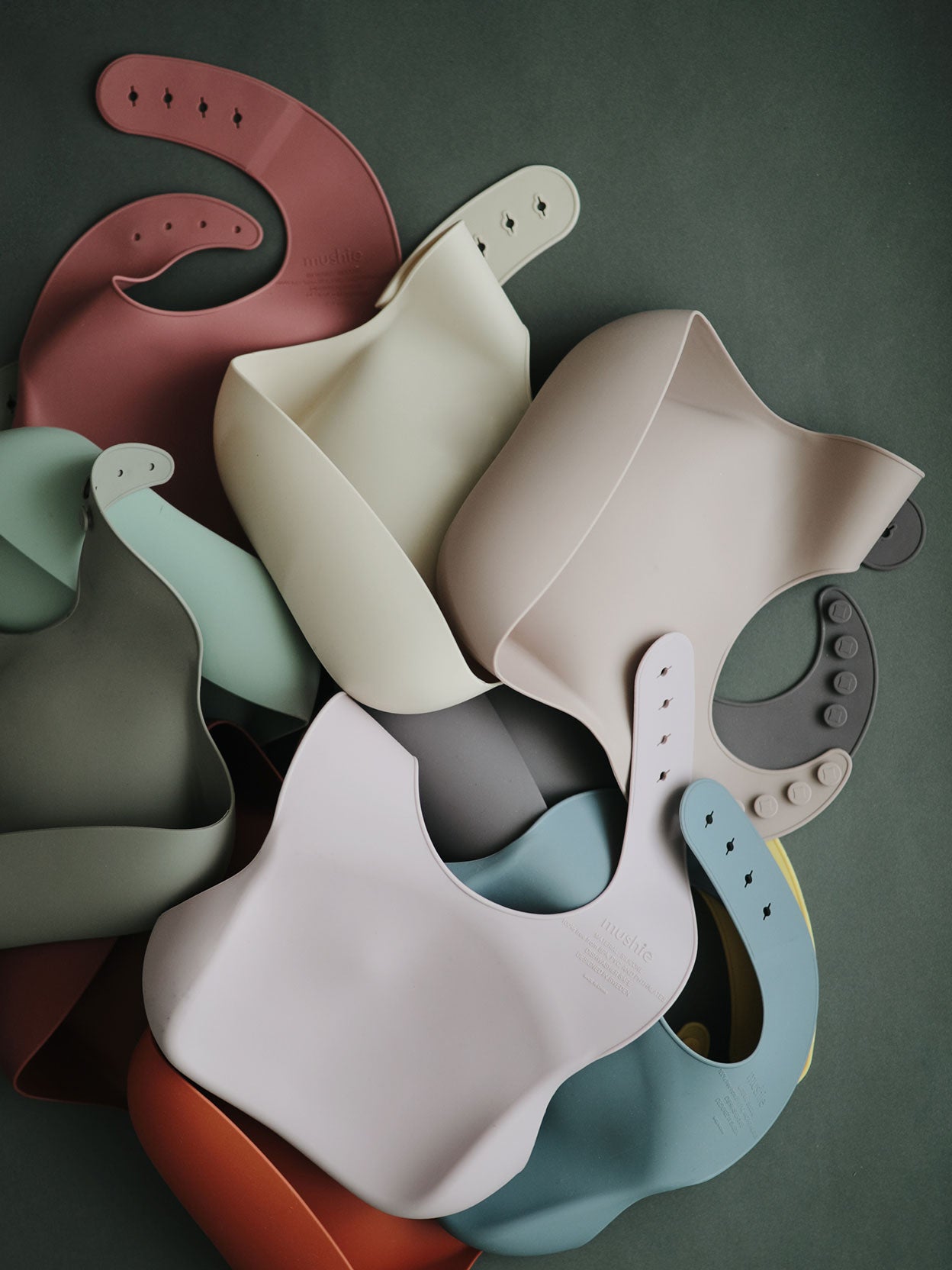BABERO SILICONA TRADEWINS Mushie KIDSME