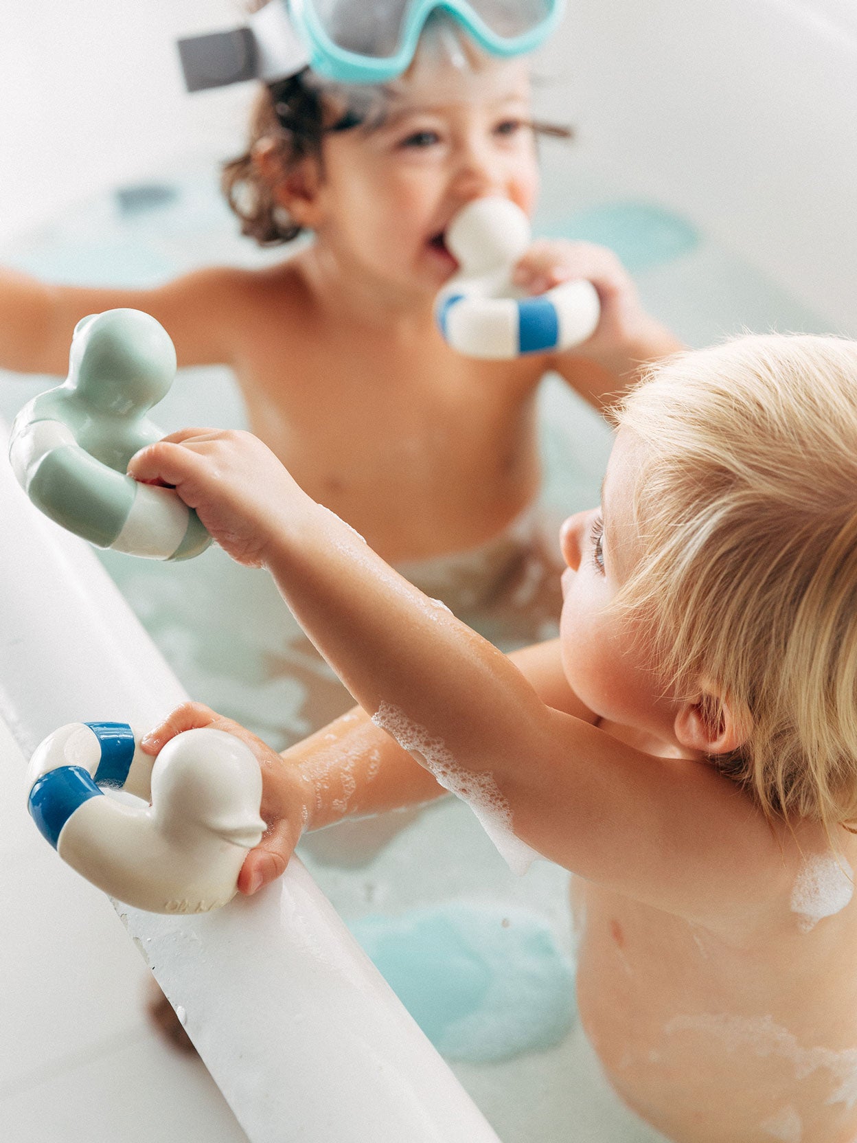 MORDEDOR JUGUETE BAÑO FLO THE FLOATIE MINT Oli & Carol KIDSME