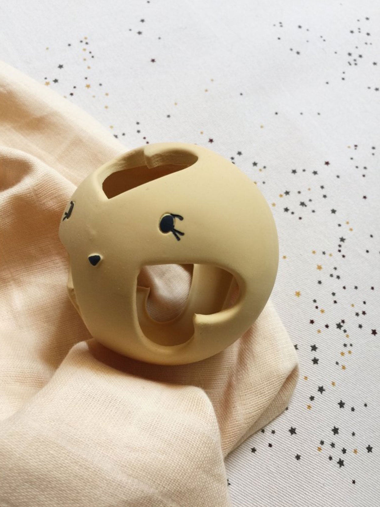 PELOTA CAUCHO NATURAL GRIS Konges Slojd KIDSME