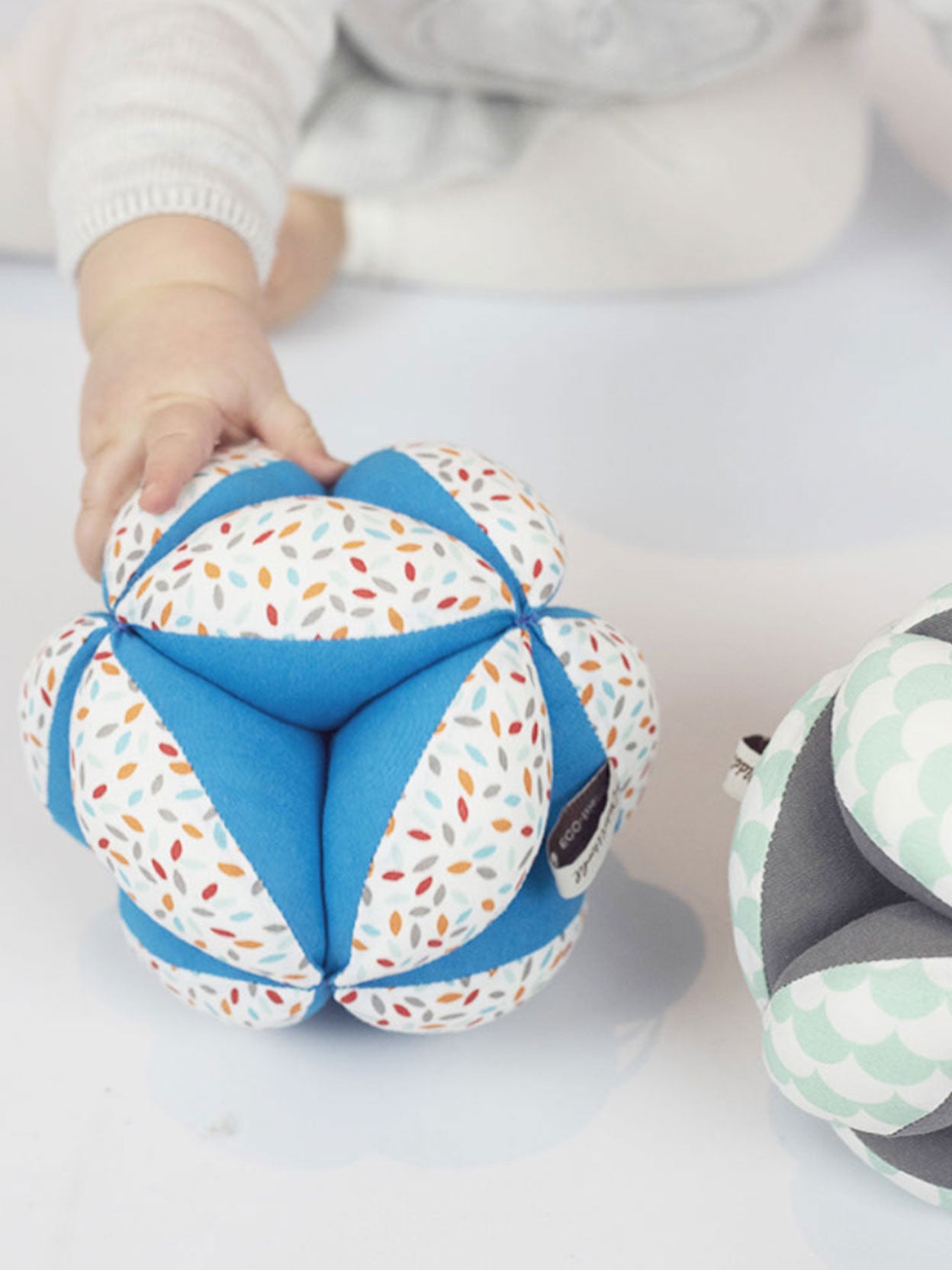 PELOTA MONTESSORI GRIS-MINT Kidsme KIDSME