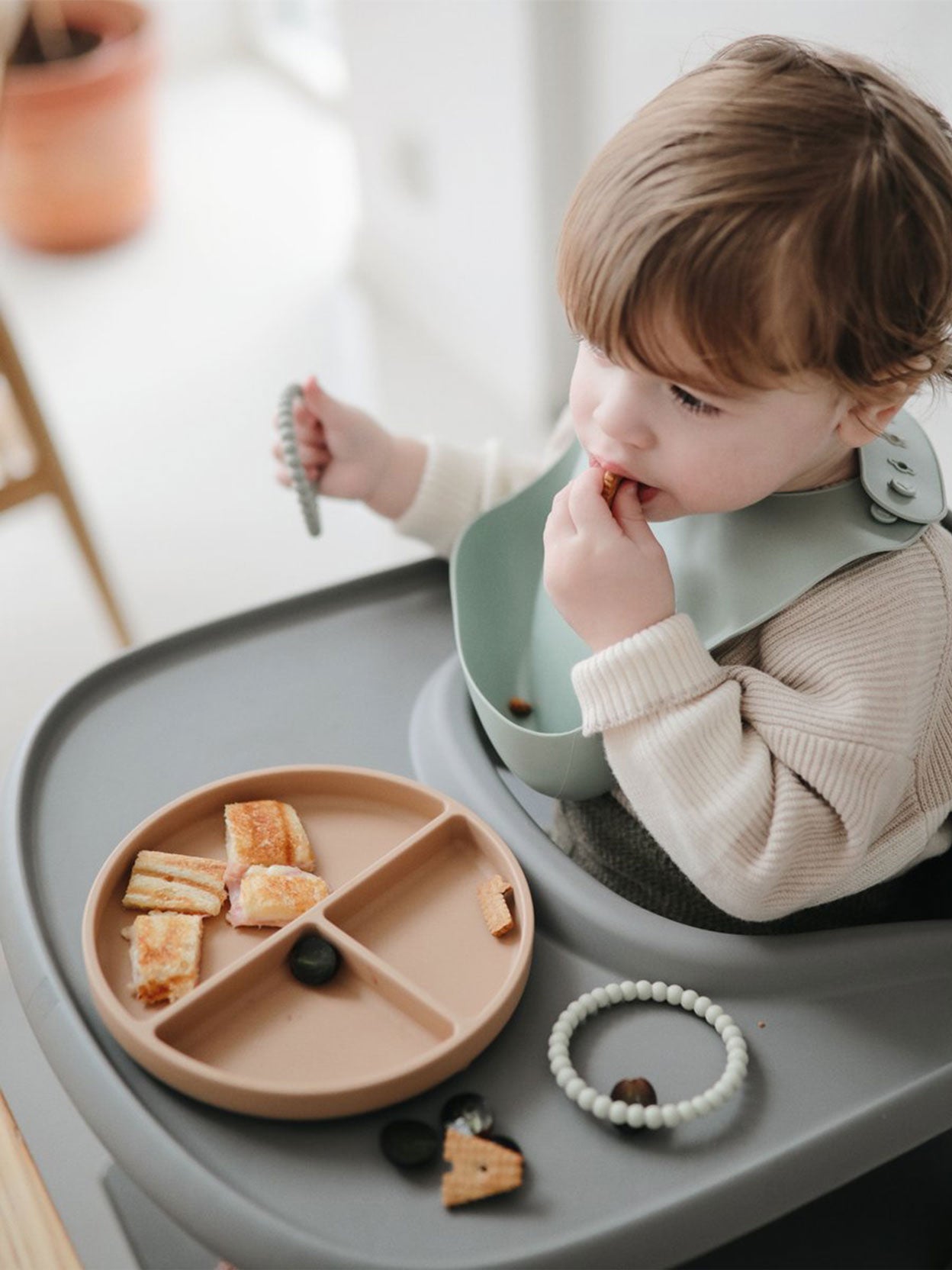 PLATO CON VENTOSA NATURAL Mushie KIDSME