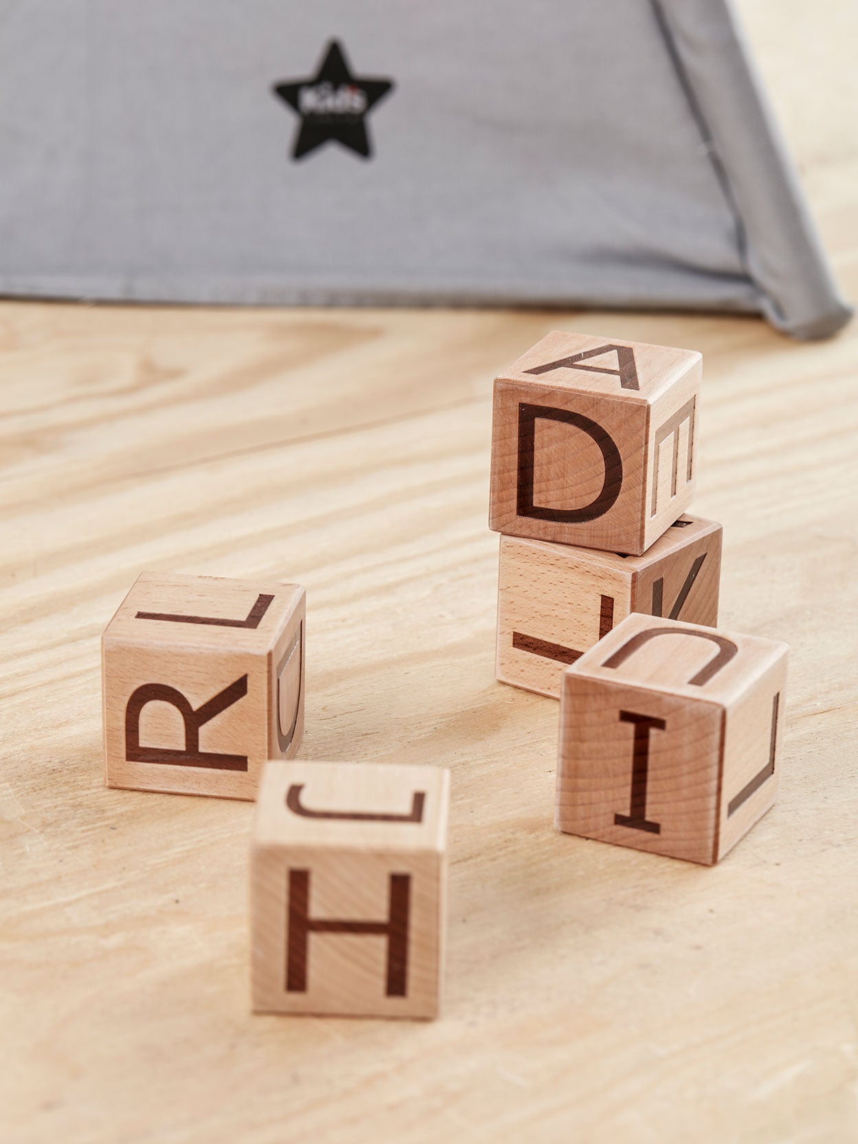 CUBOS LETRAS MADERA Kids Concept KIDSME