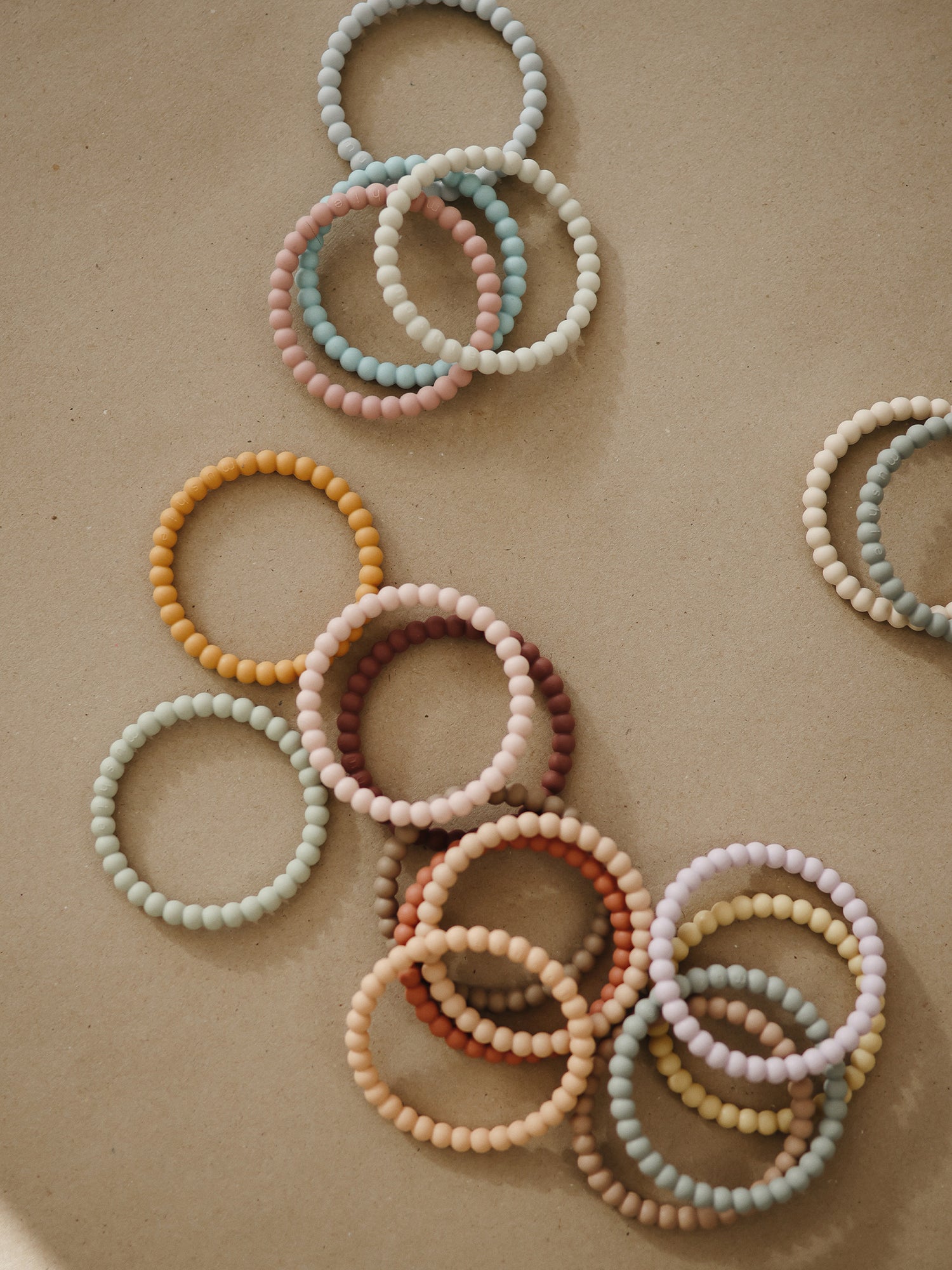 3 PULSERAS MORDEDOR PEARL CLARY SAGE/TUSCANY/DESERT SANDY Mushie KIDSME