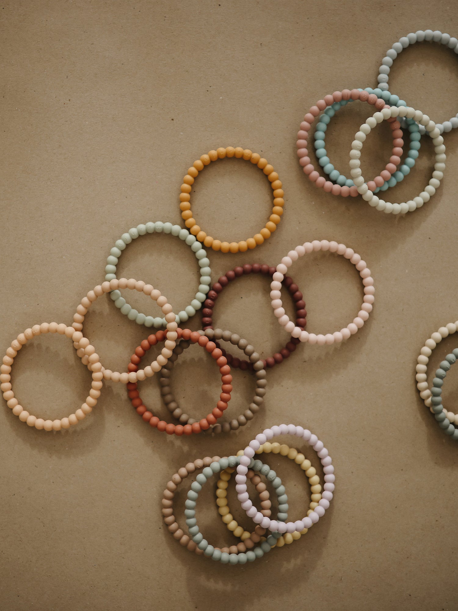 3 PULSERAS MORDEDOR PEARL CLARY SAGE/TUSCANY/DESERT SANDY Mushie KIDSME